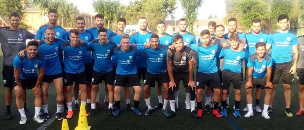 Futbolistas, técnicos y auxiliares de la UE Tavernes antes del primer entrene de pretemporada.