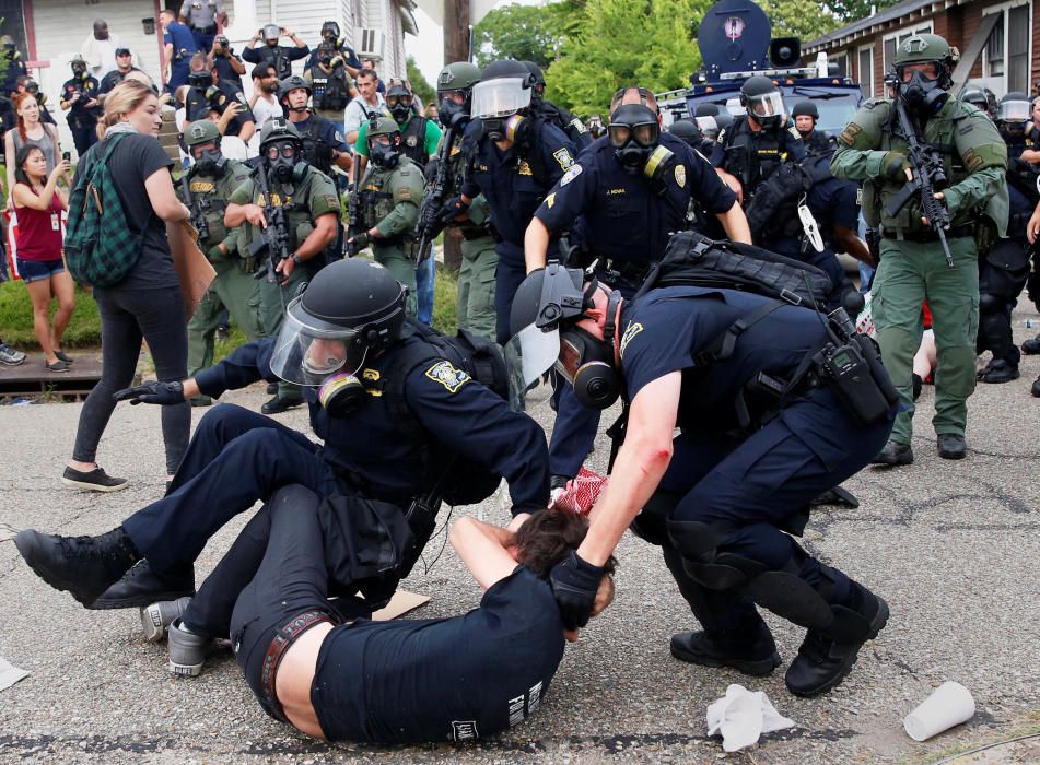 Un manifestante es detenido por la policía durante las protestas en Baton Rouge, Louisiana.