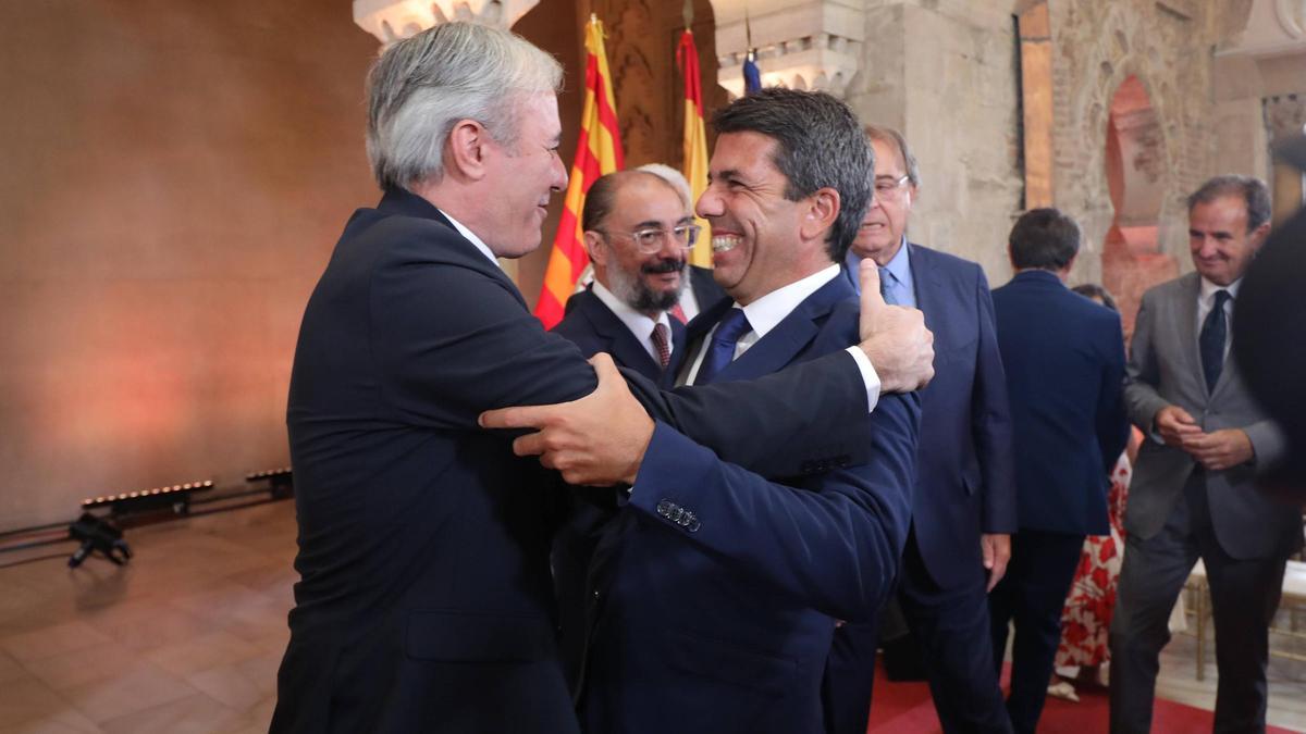 El presidente de Aragón, Jorge Azcón, abraza a Carlos Mazón, en la investidura del primero como jefe de la DGA.