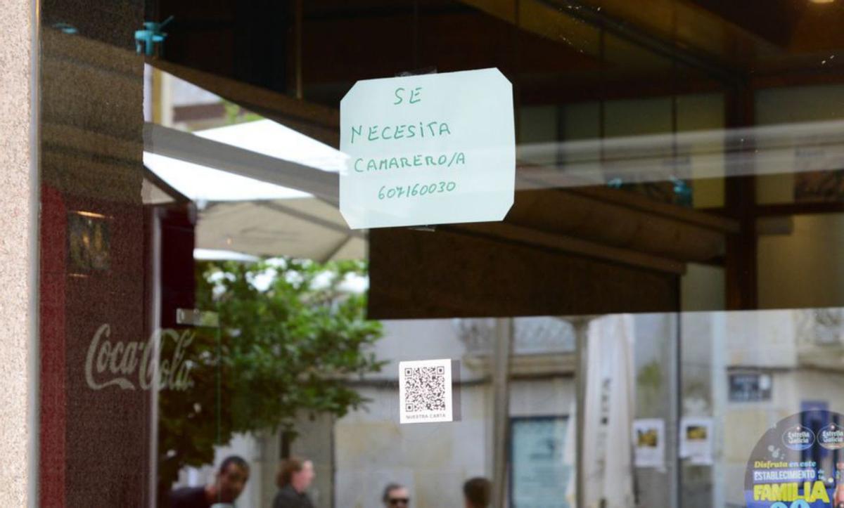 Un cartel en un local pidiendo empleados. |  // GONZALO NÚÑEZ