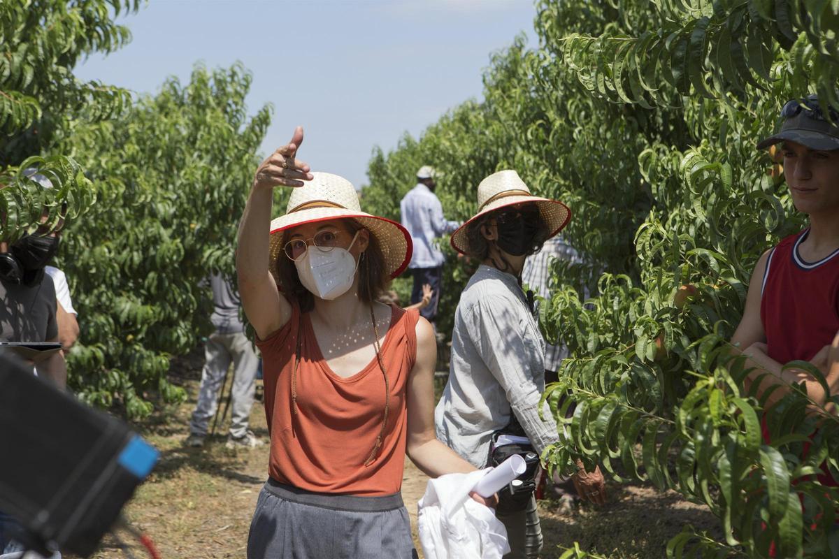 Carla Simón durante el rodaje de "Alcarràs".