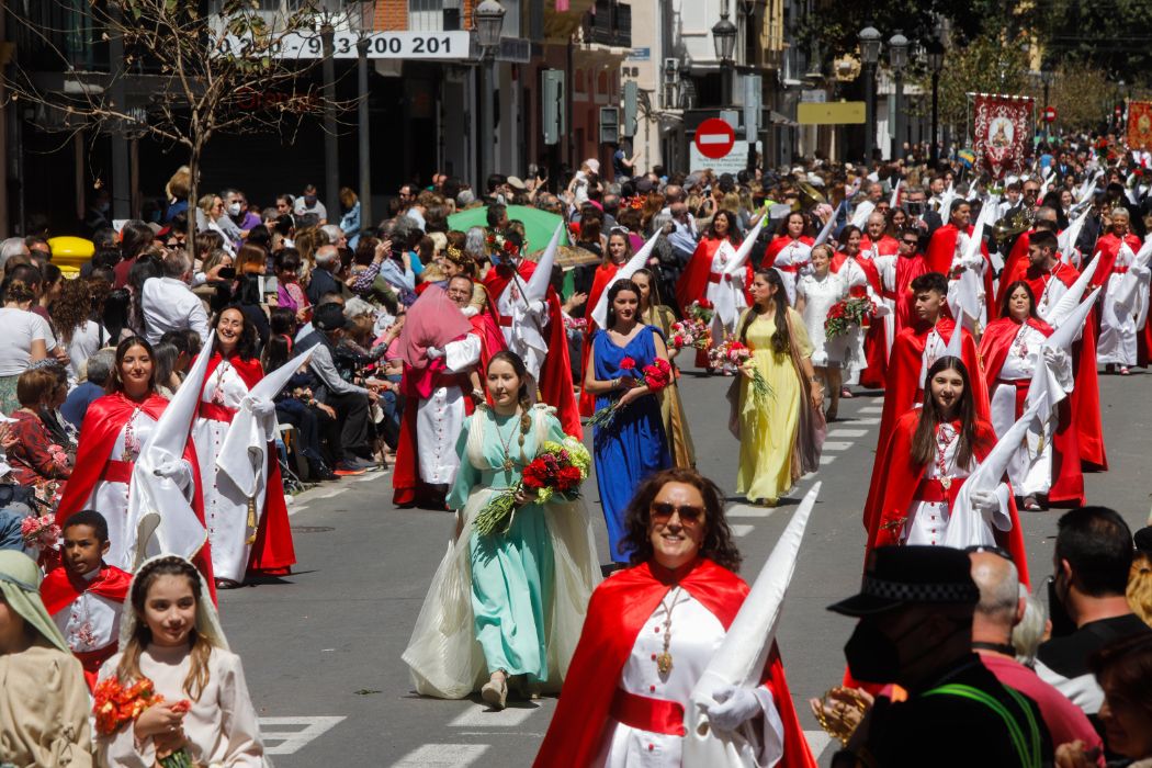 Flores y alegría para despedir la Semana Santa Marinera en el desfile de Resurrección