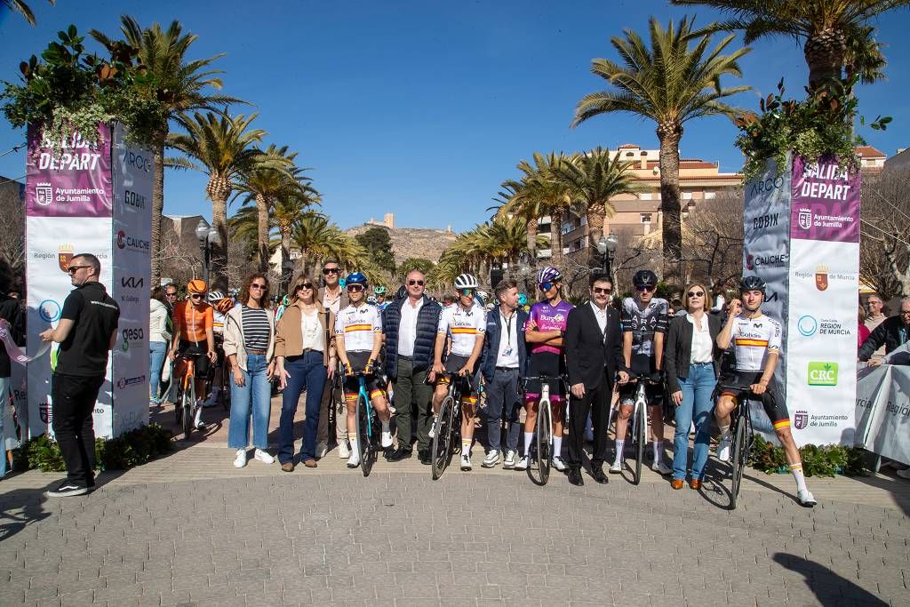 Vuelta Ciclista a Murcia: imágenes de la salida en Jumilla