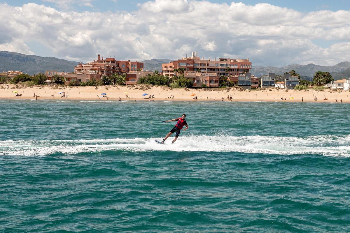 En Oliva Nova Beach se pueden practicar todo tipo de deportes acuáticos