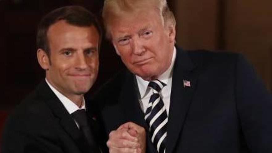 Macron i Trump apretant-se les mans al final de la roda de premsa que van fer ahir conjuntament