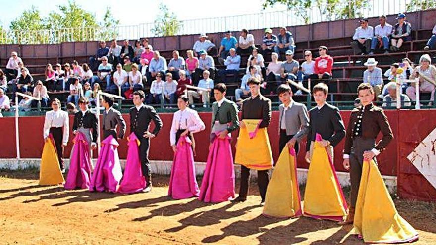 Los jóvenes preparados para el tentadero, ayer en la plaza de toros de El Pego