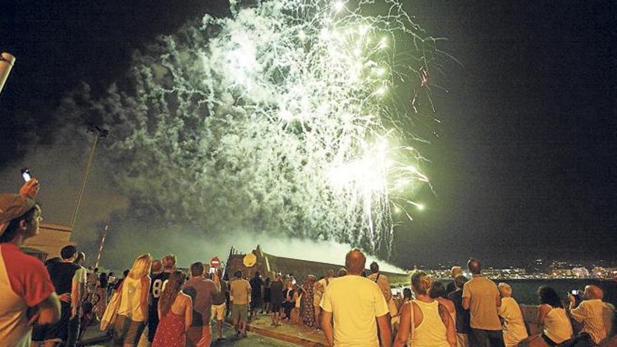 Centenares de personas acudieron a ver el castillo de fugos.