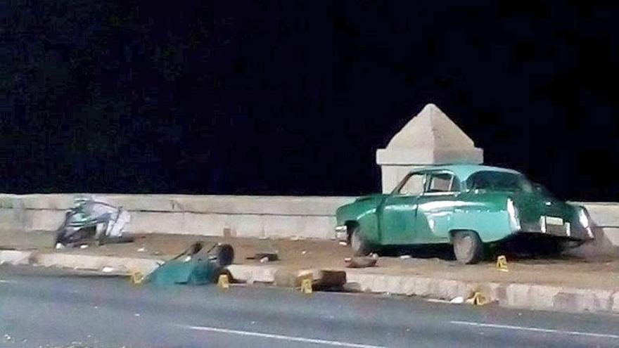 Imagen del vehículo antiguo accidentado en el Malecón. // Cubadebate