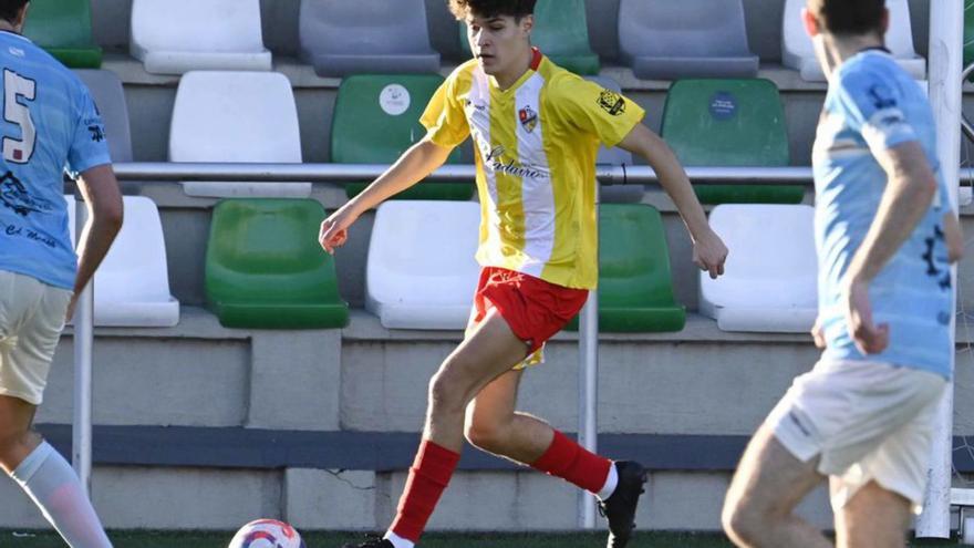 Un jugador del Alertanavia conduce el balón. | Pablo H. Gamarra