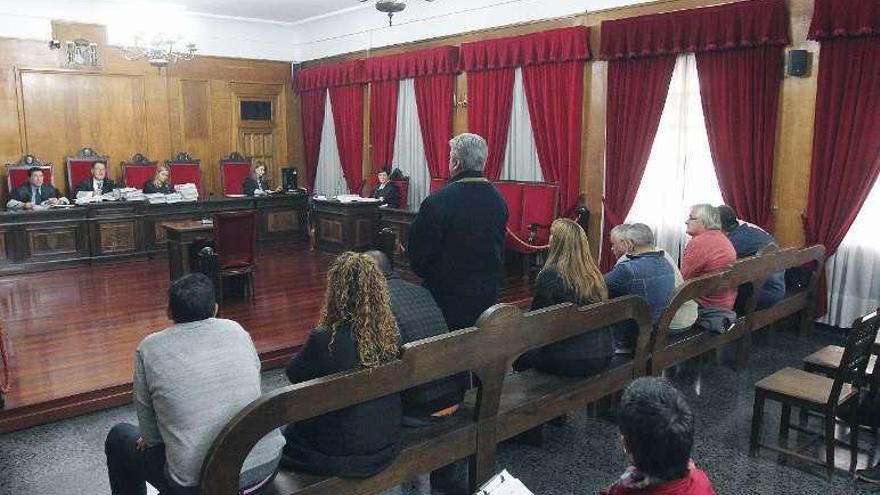 Los diez acusados, en la Audiencia Provincial de Ourense. // I.Osorio