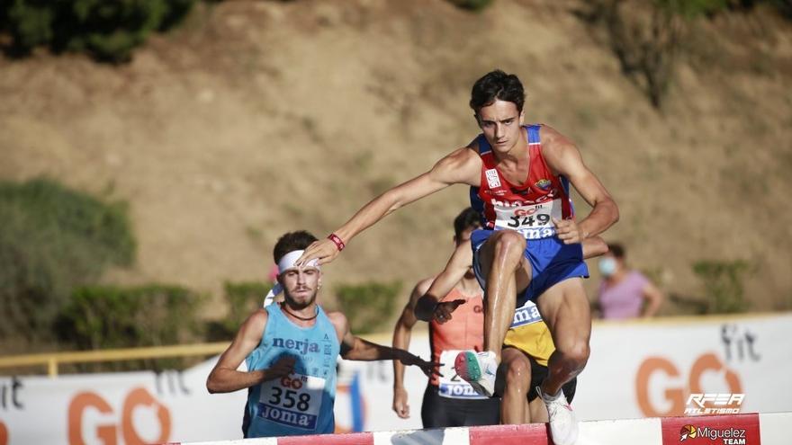 En acción 8 Pol Oriach salta un obstáculo, este domingo en Monzón.