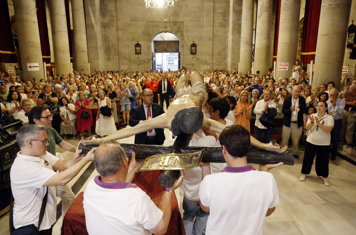 Emotivo descendimiento del Cristo de la Victoria