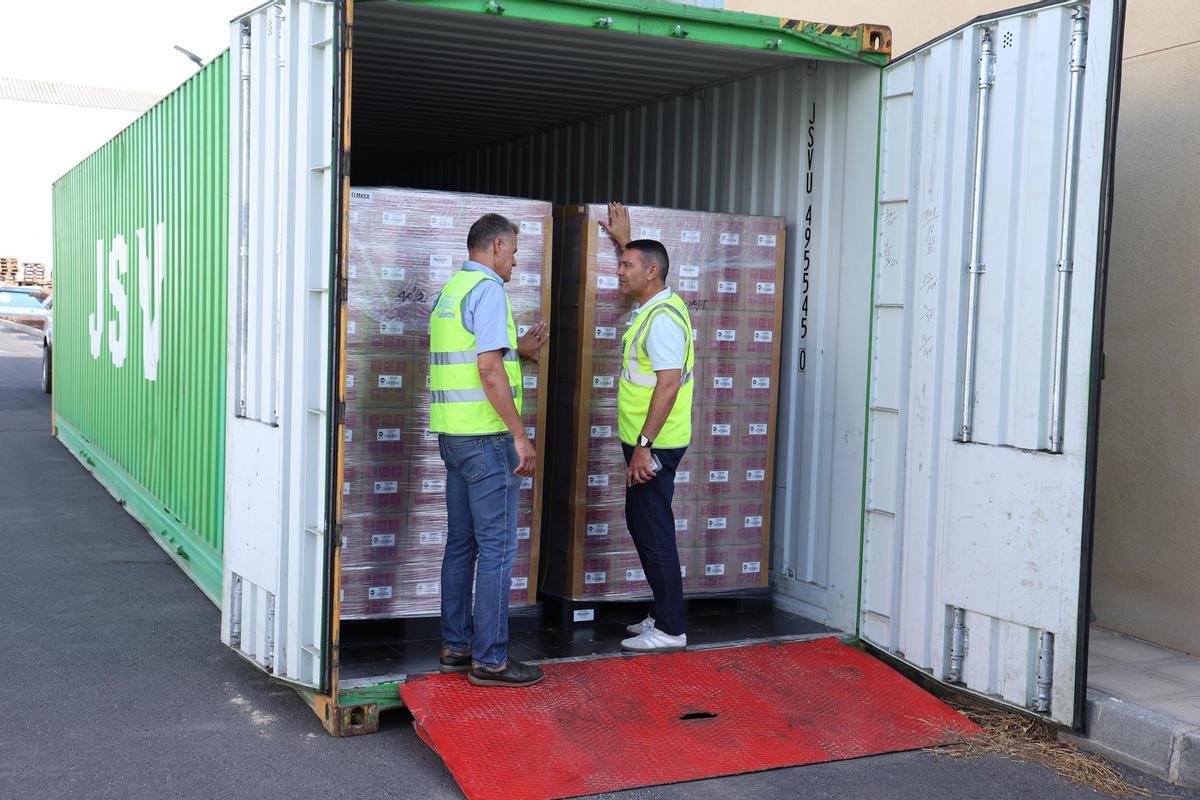 Domingo Cejas (i) y Oswaldo Betancort junto a las nuevas membranas que se instalarán en la Central de Desalación de Agua Potable Díaz Rijo.