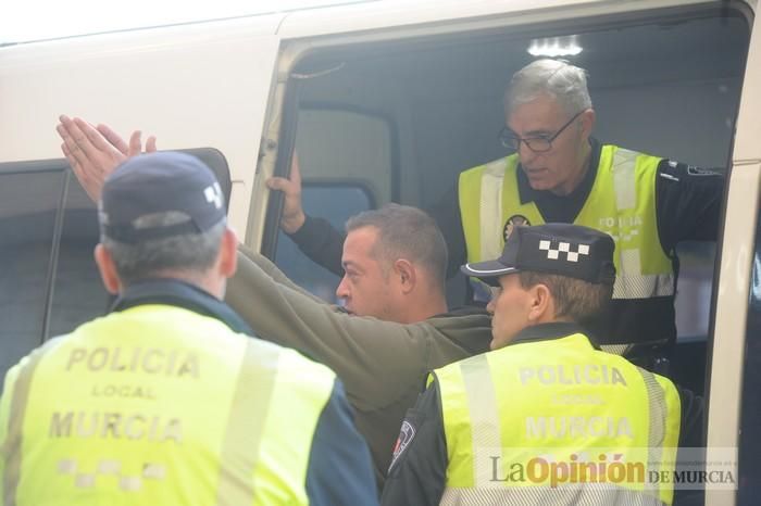 Un coche se estrella contra un restaurante