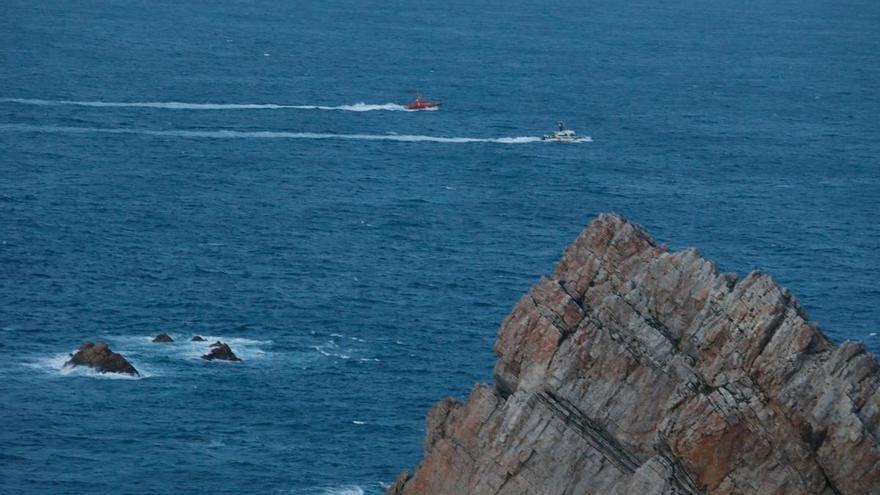 Los buzos de la Guardia Civil rescatan el cadáver que fue avistado flotando en aguas próximas al cabo Peñas