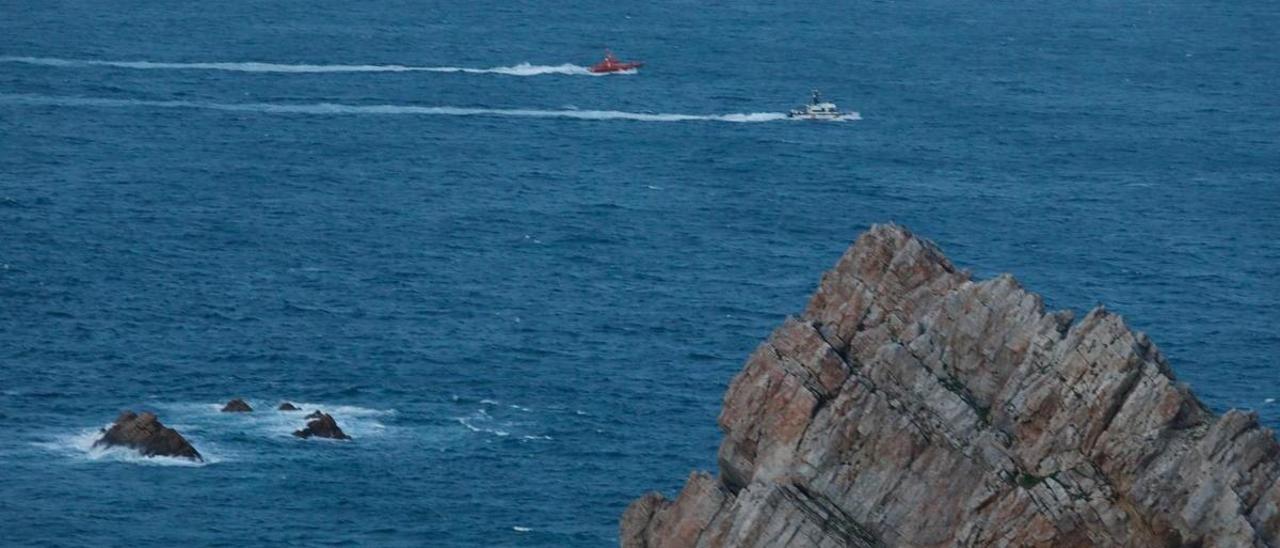 Las embarcaciones de Salvamento Marítimo y la Guardia Civil, en cabo Peñas.