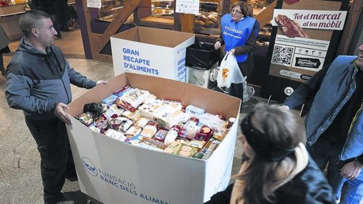 Recogida de alimentos para el Gran Recapte, en el mercado de Santa Caterina, el sábado.