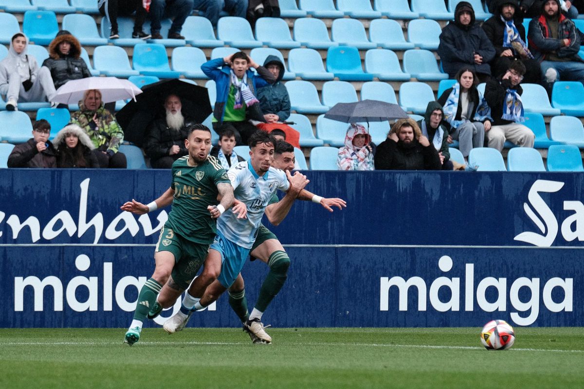 Una imagen del encuentro entre el Málaga CF y el Linares Deportivo, disputado en La Rosaleda.