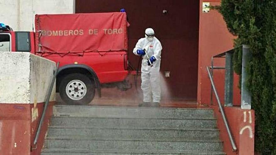 Un efectivo del parque de Toro desinfecta las escaleras de acceso al centro de salud de la ciudad.