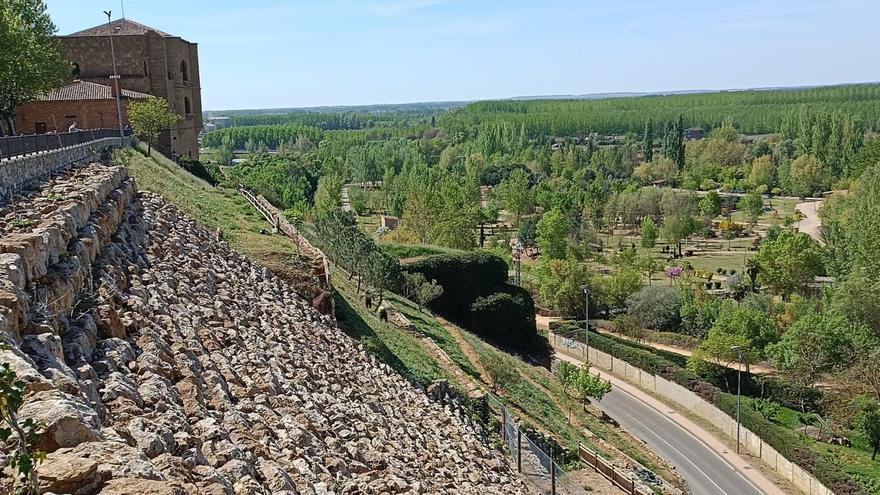 Dos trabajadores preparan el terreno para la segunda fase de revegetación de los cuestos, que comenzó la semana pasada.