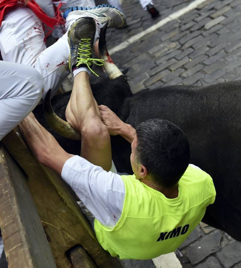 Fotogalería del quinto encierro de San Fermín