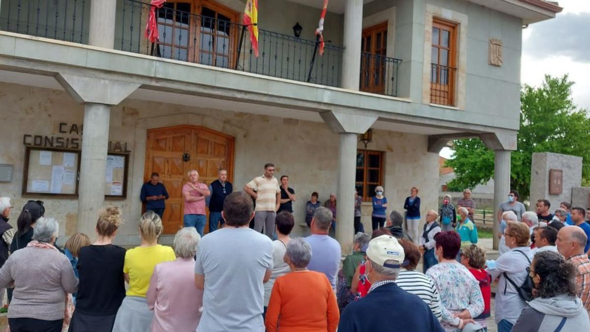 Concentración en Santa Croya contra la mota de CHD.