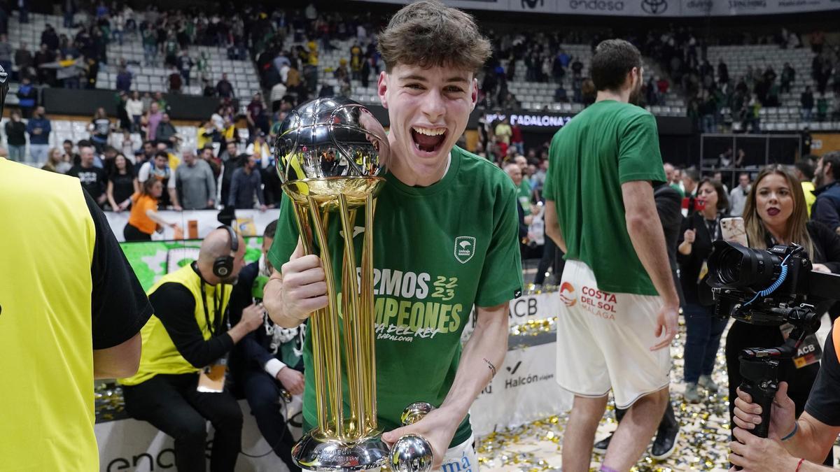 Mario Saint-Supéry posa con la Copa del Rey del Unicaja en Badalona.