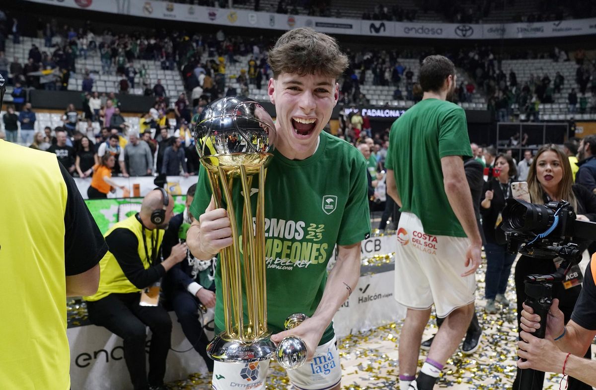 Mario Saint-Supéry posa con la Copa del Rey del Unicaja en Badalona.