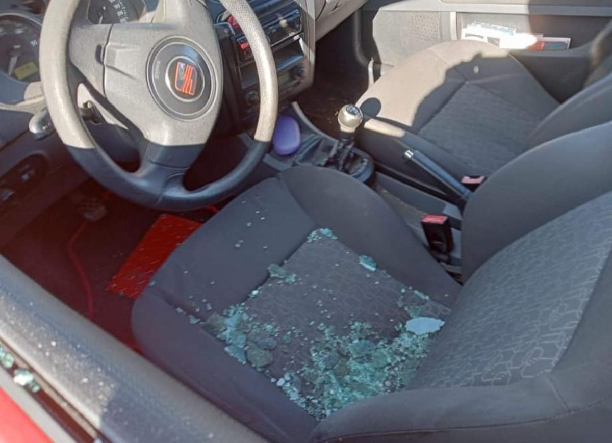 Un cotxe destrossat per un robatori a Manresa