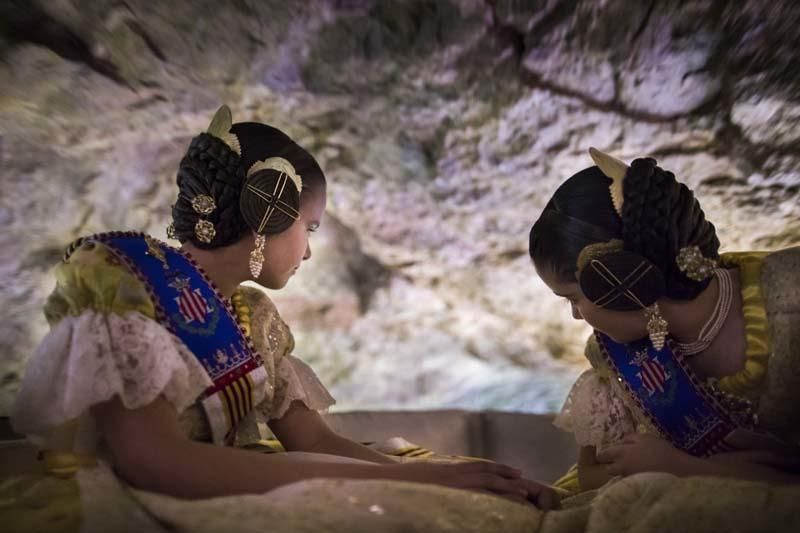 Visita de la fallera mayor infantil y la corte de honor a les Coves de Sant Josep