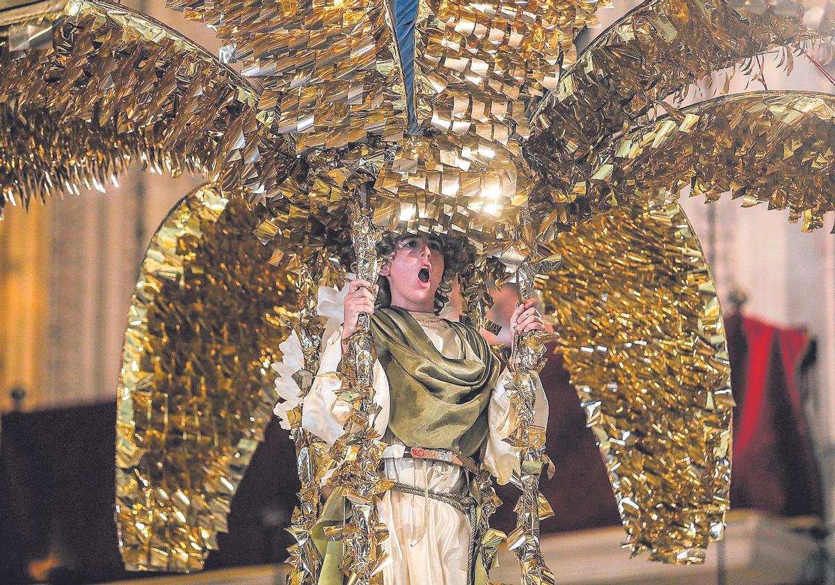 Óscar Esplá llevó a cabo la revisión musical del Misteri con la Junta Protectora.