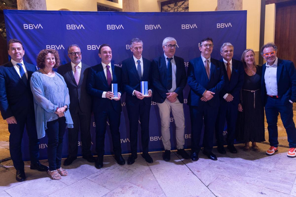 Representantes de BBVA y la Universitat de València junto a los galardonados en los Premios BBVA Revoluciona 2026.