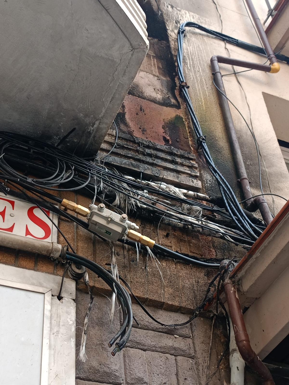 Un incendio deja sin luz a vecinos de Collblanc en Navidad