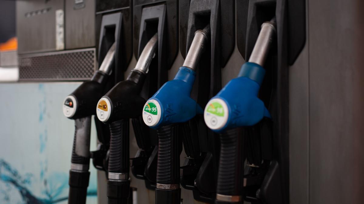 Surtidores de combustible en una estación de servicio.