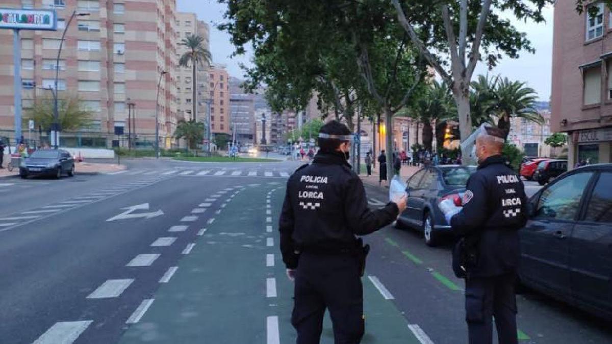 La Policía Local de Lorca multará a quienes arrojen mascarillas o guantes en la calle