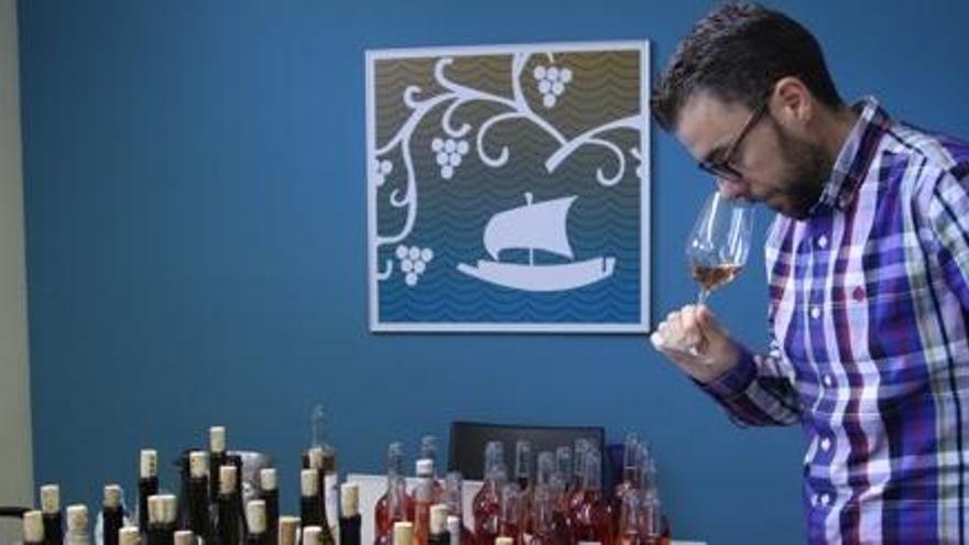 El director de la guia, tastant els vins