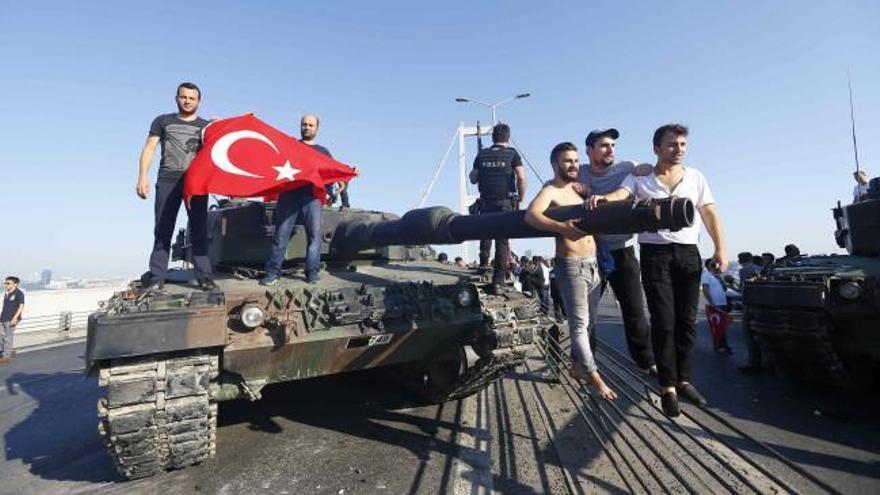 El intento de golpe de Estado en Turquía fracasa pero deja casi 200 muertos