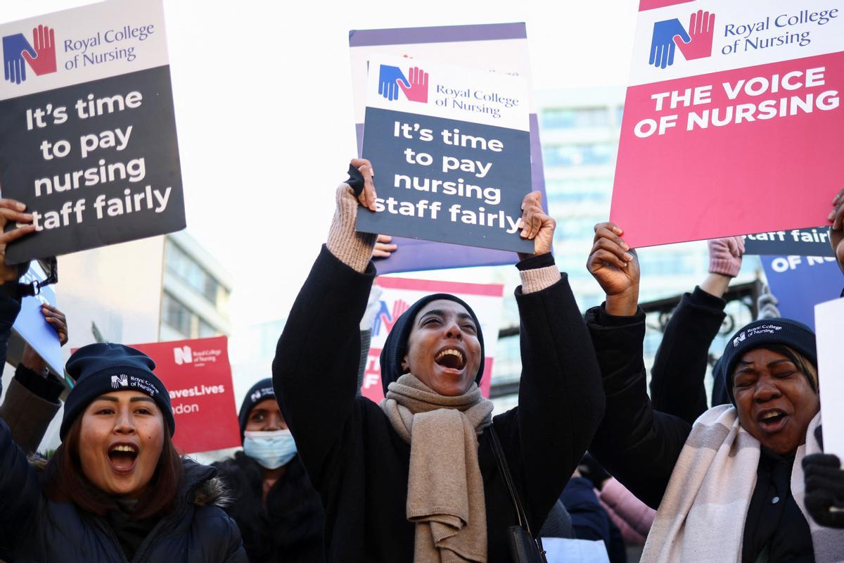 Protesta de enfermeras del sistema de salud público del Reino Unido (NHS, por sus siglas en inglés), frente al Hospital St. Thomas de Londres. Reclaman recibir un salario digno acorde con el trabajo que realizan.