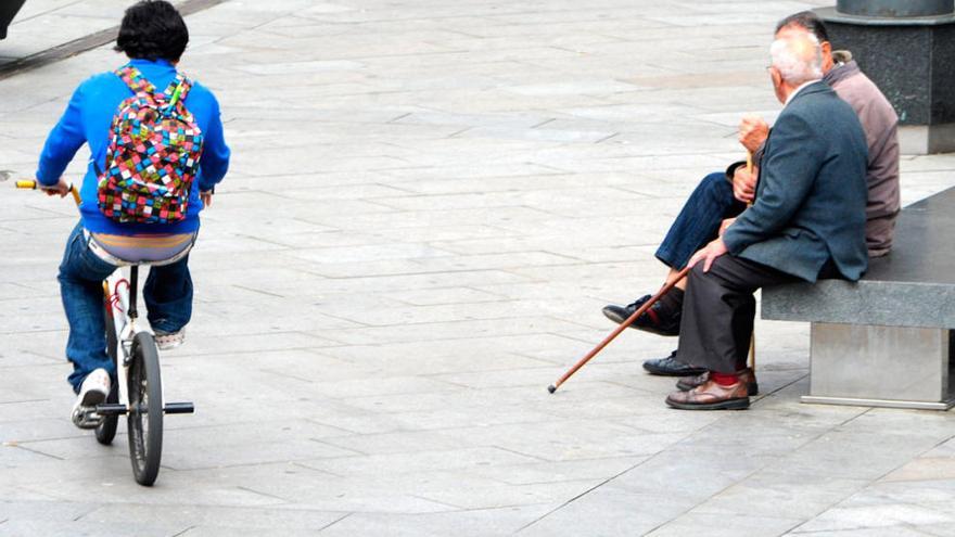 La población mayor de 65 años en Galicia ya supera en un 34% a los menores de edad