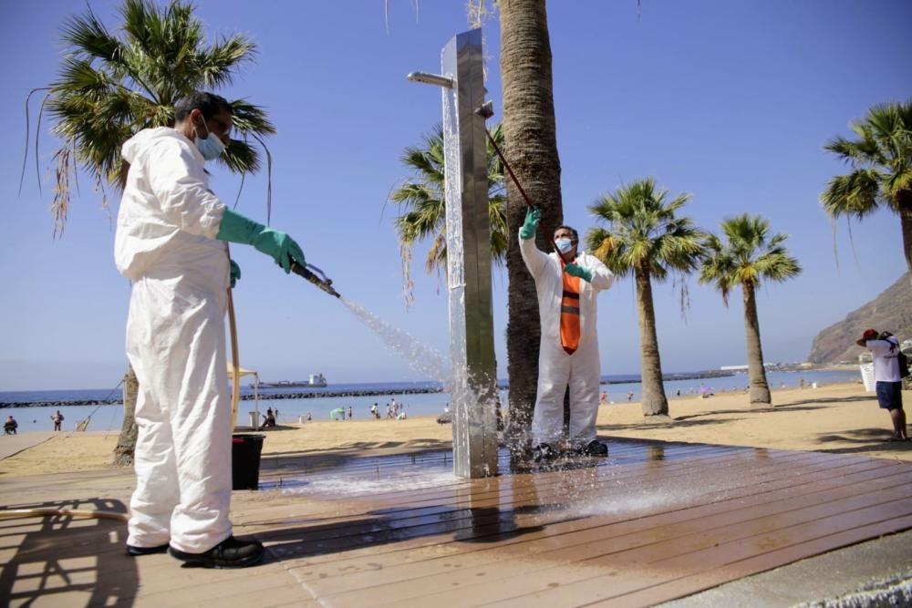 Primeros bañistas en la playa de Las Teresitas