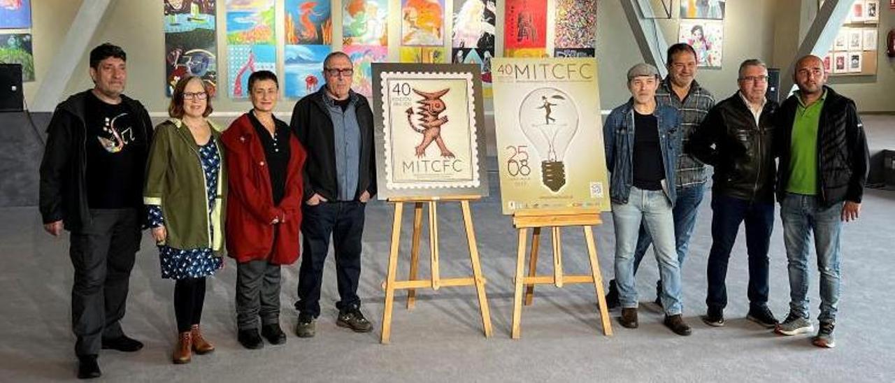Os artistas Manuel Pizcueta e Diego Seixo, con representantes da Mostra e do Concello. Abaixo, os dous cartaces.   | // SANTOS ÁLVAREZ