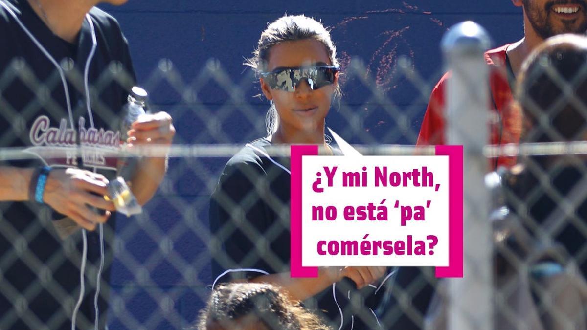 Kim Kardashian con North West vestida de naranja