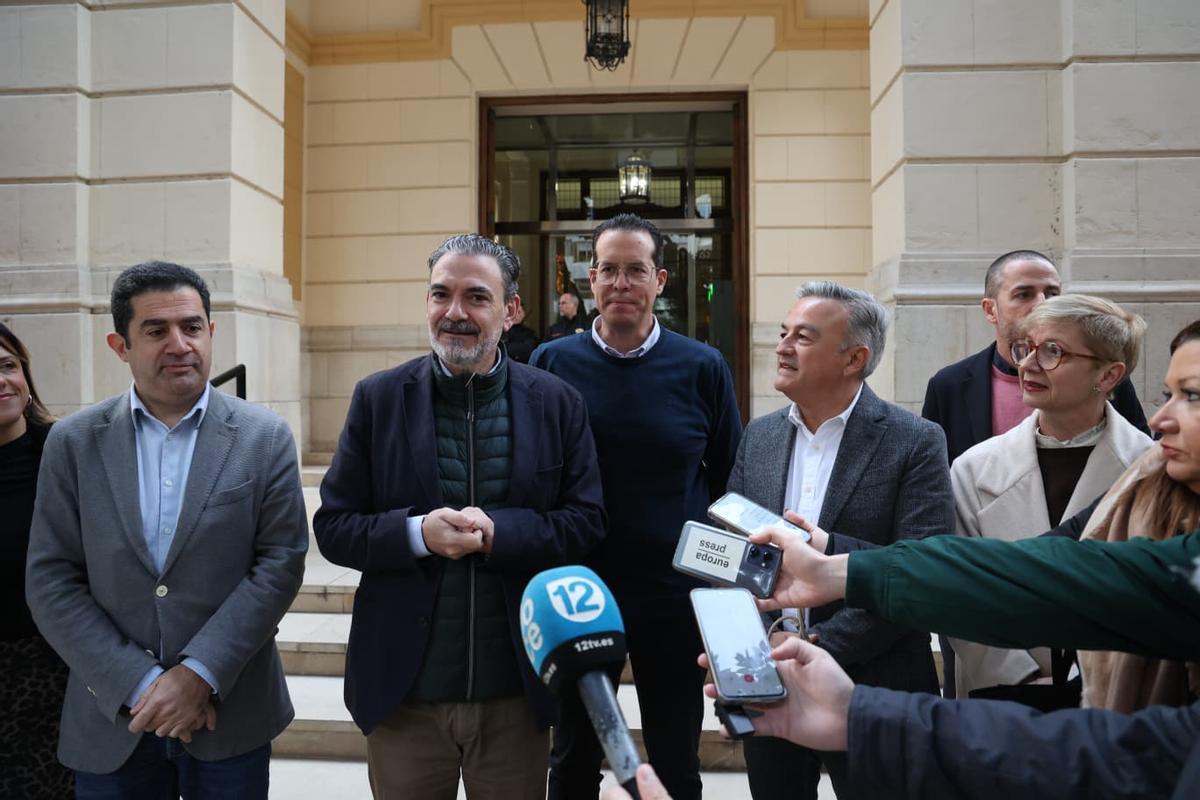 Toni Francés, Vicente Arques, Rubén Alfaro y José Chulvi comparecen a las puertas de la Diputación de Alicante, acompañados de diputados provinciales.