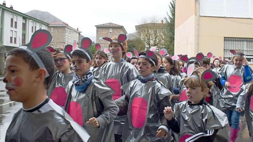 El colegio Río Sella de Arriondas  dedica el Carnaval  a los Hermanos Grimm