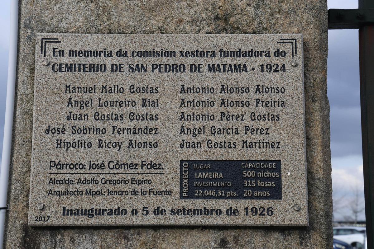 Placa conmemorativa de los integrantes de la comisión fundadora del cementerio de Matamá en 1926.