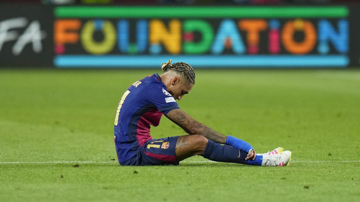 Raphinha: "Otra vez encajamos muchos goles en casa, es inaceptable".