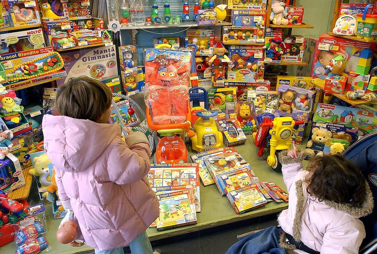 Niños mirando juguetes en un escaparate.