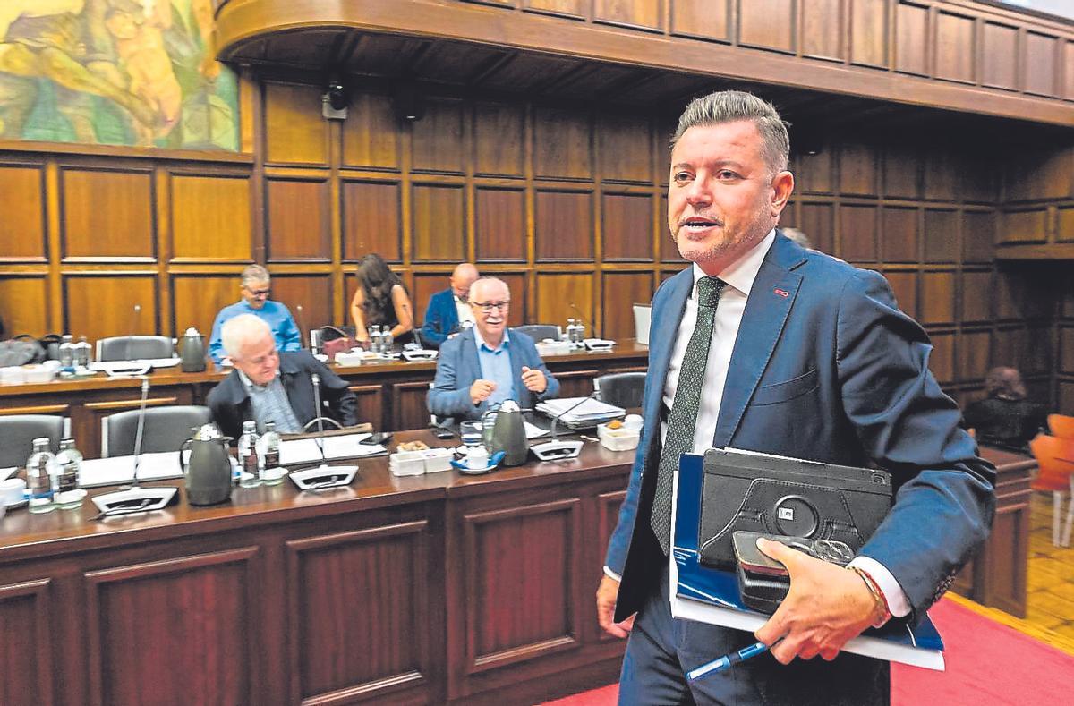 Teodoro Sosa, líder de Municipalistas, en el Cabildo grancanario. Sentado Carmelo Ramírez, dirigente de NC.