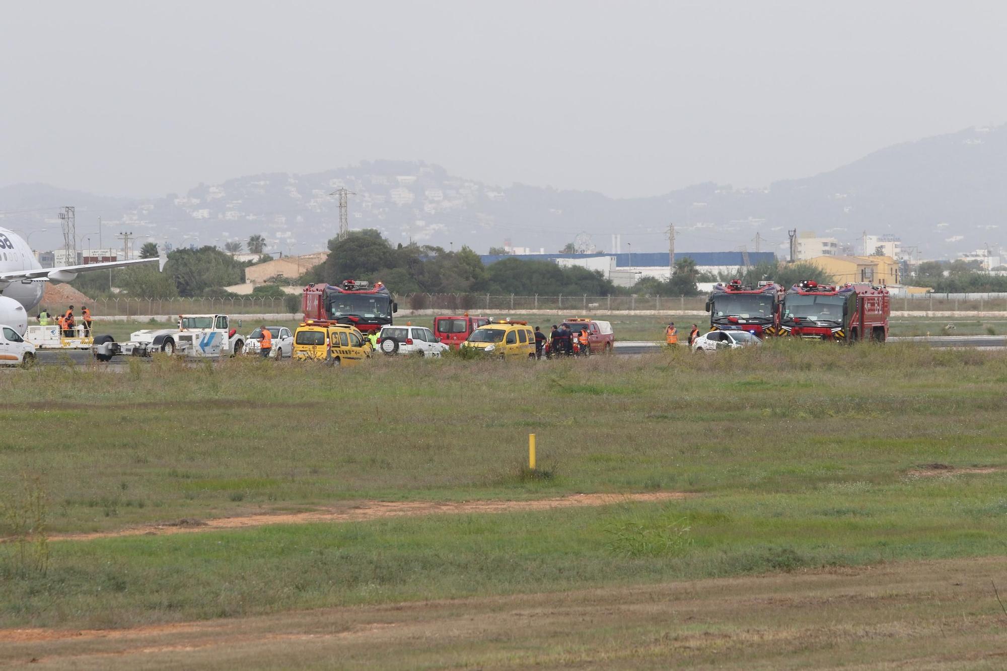 Mira aquí todas las imágenes del avión que bloquea el aeropuerto de Ibiza