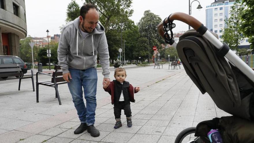 El pequeños Óscar González con su padre Mario González, ayer en La Exposición